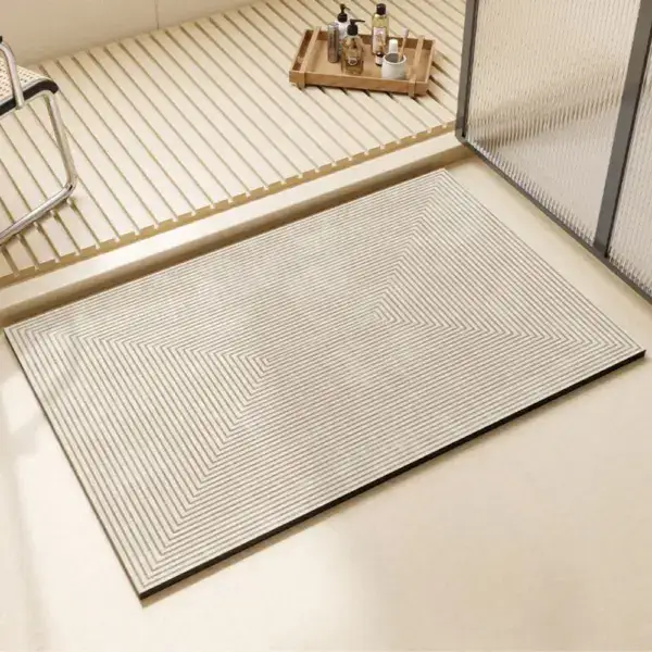Dywanik łazienkowy w kolorze beżowym z geometrycznym wzorem w paski.